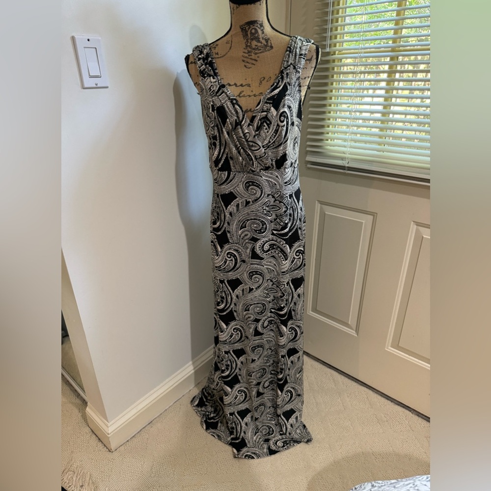 Studio West Apparel sz large black & off white / cream maxi, stretchy dress